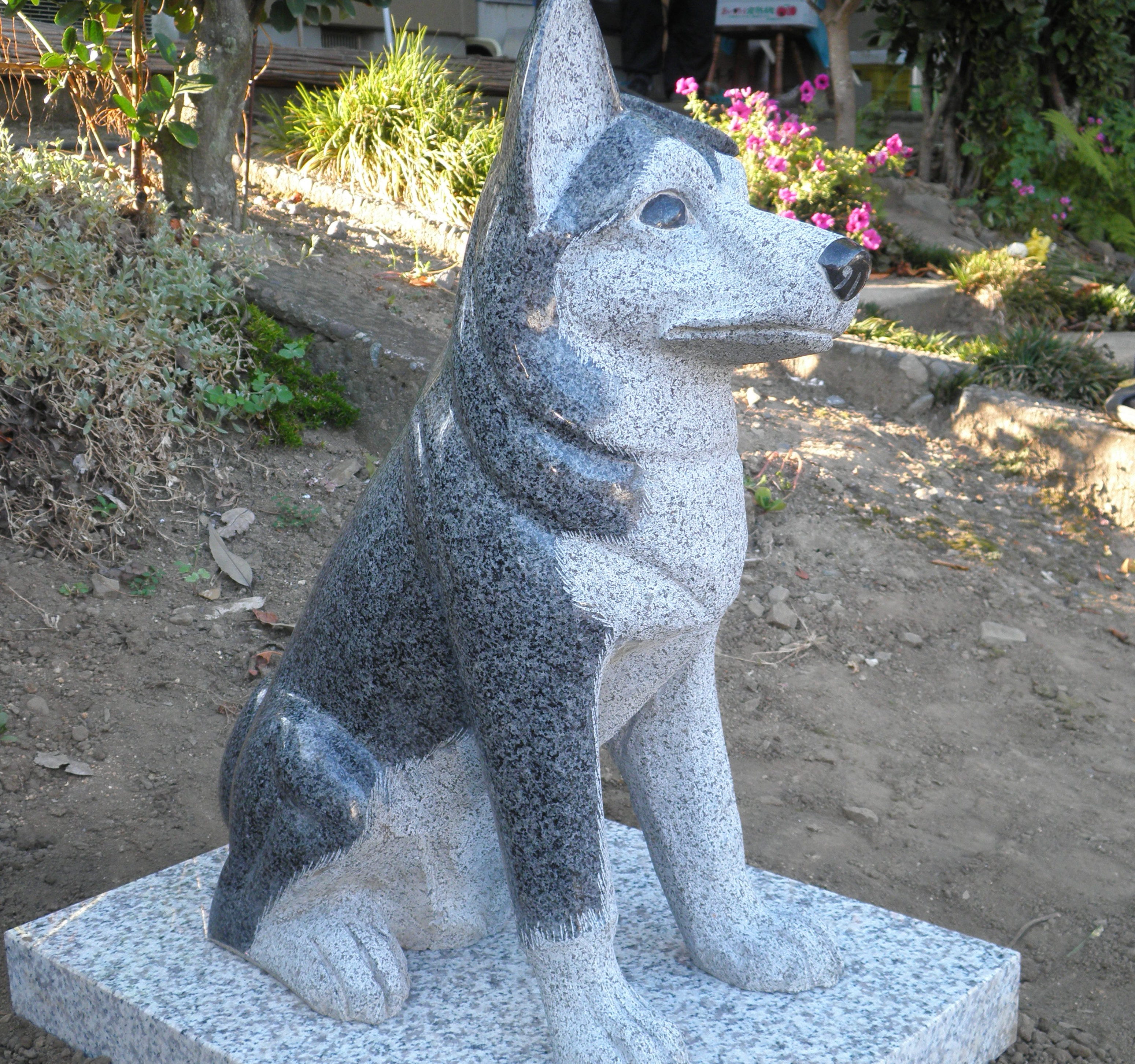 ペット墓石】動物らしい立体的な形状 | サンエス工芸